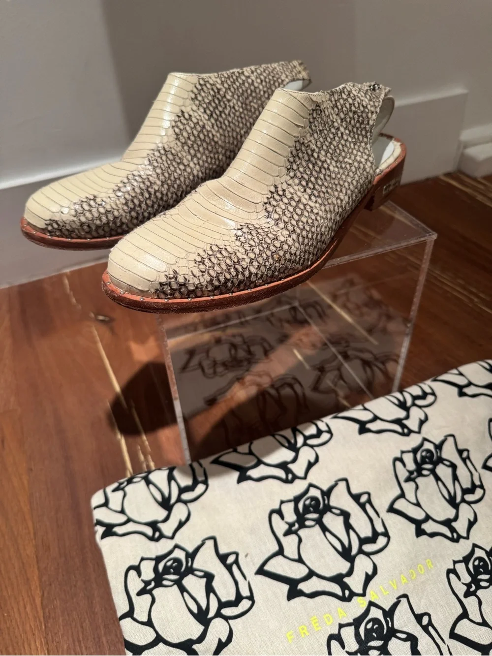Freda Salvador, the  ‘Rush’ Cream & Taupe Snakeskin Slingback Shoes. Size 9.5